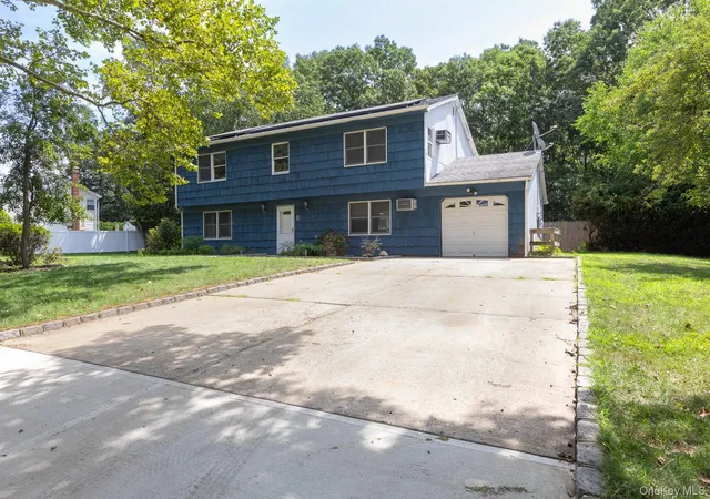 Photo 3 of Single family home for sale at 8 Long Meadow Pl, South Setauket, NY 11720 | MLS# 1011362 | Listing updated on 2026-09-05