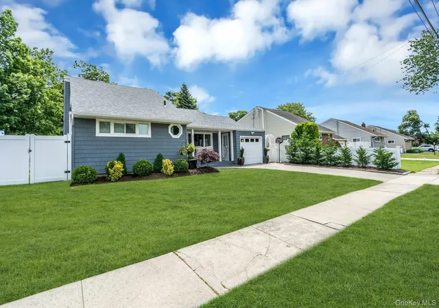 Homes for sale in Babylon, NY | 31 Jane Dr, Babylon, NY 11703 | MLS# 1011378