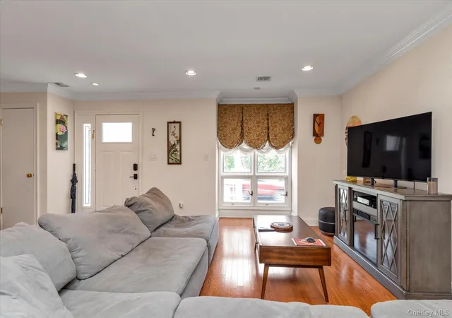 4th image of 150 I U Willets Rd, North Hempstead, NY 11507 | MLS# 1011418