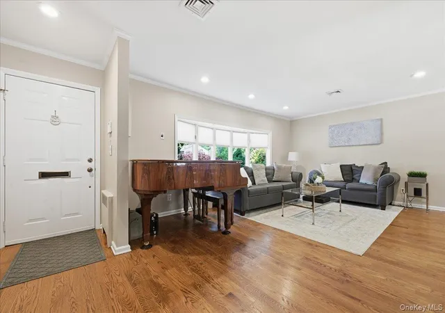 3rd image of 33 Pell Ter, Garden City, NY 11530 | MLS# 1011468