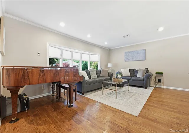 4th image of 33 Pell Ter, Garden City, NY 11530 | MLS# 1011468