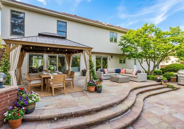 Photo 3 of Sale Pending at 6 Polo Ct, Oyster Bay, NY 11797 | MLS# 1011509 | Listing updated on 2026-08-01