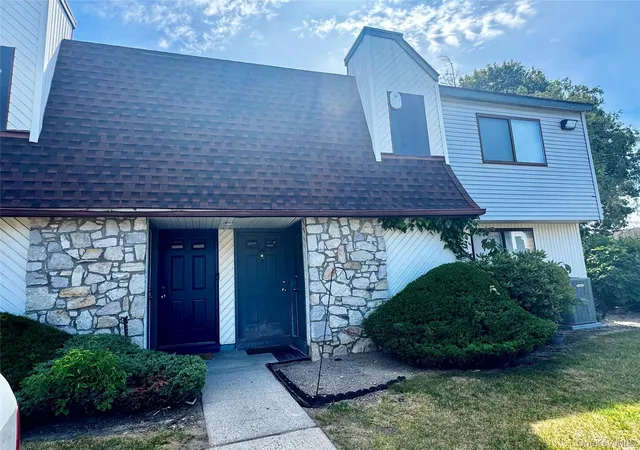 2nd image of 218 Pointe Cir, Brookhaven, NY 11727