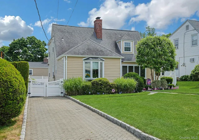 Photo 3 of Sale Pending at 20 Knox Rd, Eastchester, NY 10709 | MLS# 1011613 | Listing updated on 2026-07-07