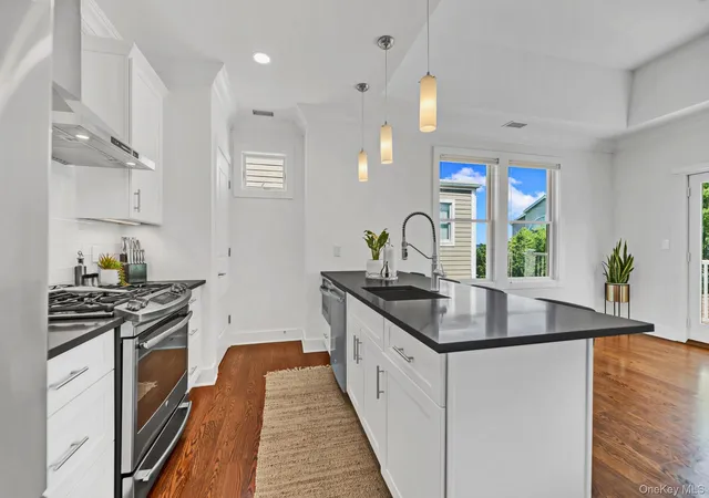 4th image of 51 Island Pt, New York, NY 10464