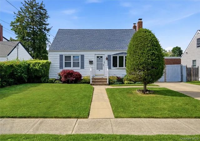 2nd image of 40 Lombardi Pl, Babylon, NY 11701 | MLS# 1011680