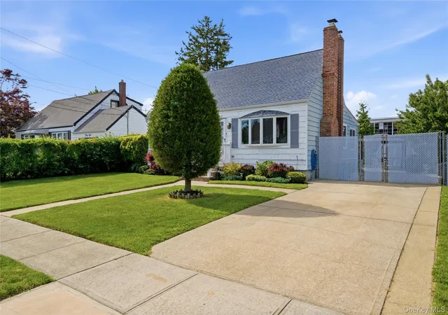 3rd image of 40 Lombardi Pl, Babylon, NY 11701 | MLS# 1011680