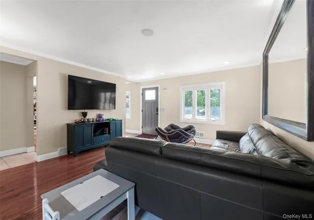 3rd image of 10 Garden Ct, North Hempstead, NY 11514 | MLS# 1011726