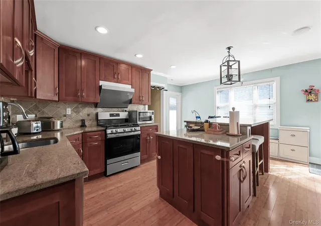 5th image of 10 Garden Ct, North Hempstead, NY 11514 | MLS# 1011726