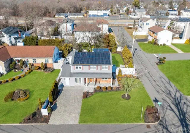 2nd image of 3 Avelaine Ct, Babylon, NY 11702 | MLS# 1011769