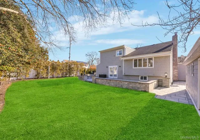 3rd image of 3 Avelaine Ct, Babylon, NY 11702 | MLS# 1011769