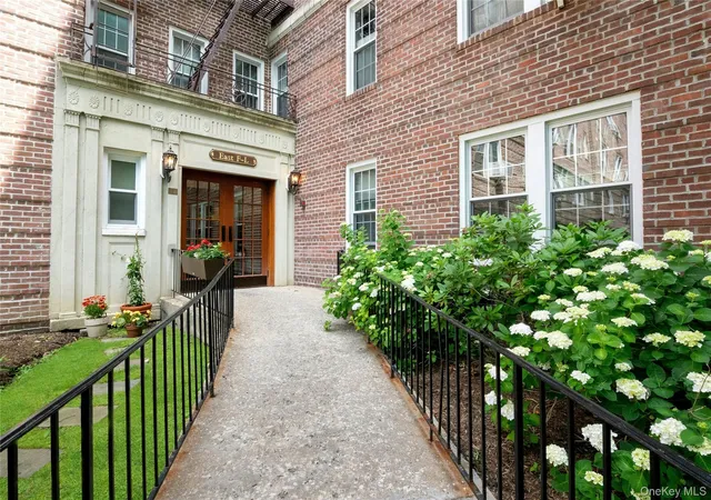 Homes for sale in Greenburgh, NY | 300 S Broadway, Greenburgh, NY 10522