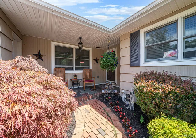 Photo 3 of Sale Pending at 7 Carrie Ct, Smithtown, NY 11787 | MLS# 1011789 | Listing updated on 2026-08-09