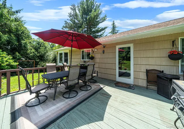 Photo 3 of Sale Pending at 7 Carrie Ct, Smithtown, NY 11787 | MLS# 1011789 | Listing updated on 2026-08-09