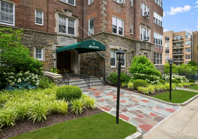 Photo 2 of Sale Pending at 21 N Chatsworth Ave #3C, Larchmont, NY 10538 | MLS# 1011868 | Listing updated on 2026-08-11