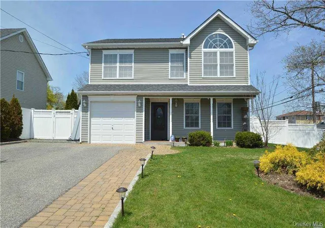 Photo 1 of Single family home for sale at 106 Roosevelt Ave, Oyster Bay, NY 11758 | MLS# 1011896 | Listing updated on 2026-06-12