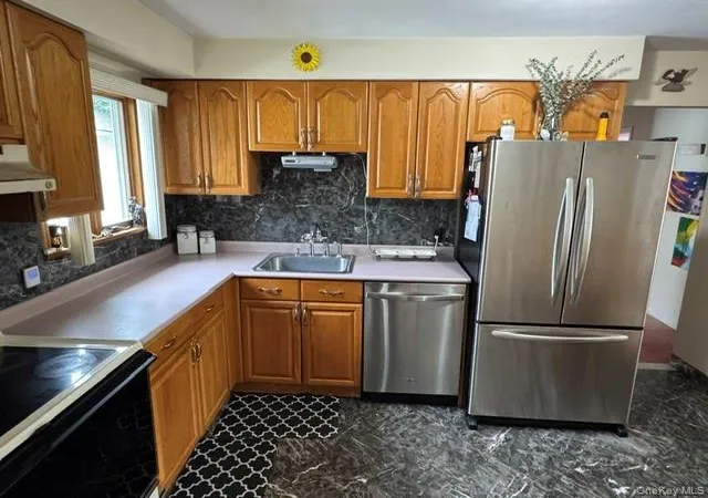 2nd image of 140 B Union Ave #B, Lynbrook, NY 11563 | MLS# 1011993