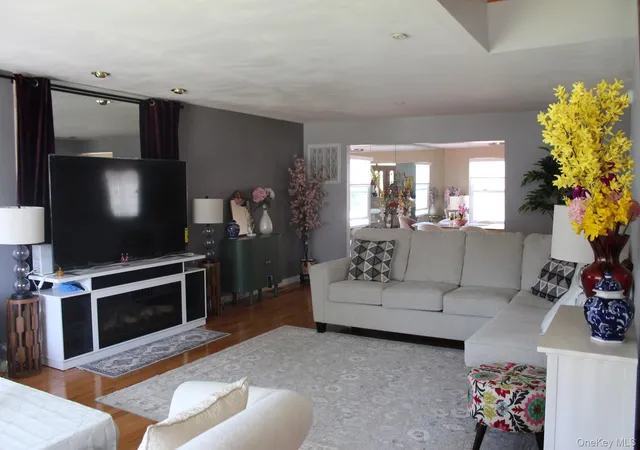 Photo 2 of Single family home for sale at 280 Park Ave W, North Hempstead, NY 11590 | MLS# 1012002 | Listing updated on 2026-10-08