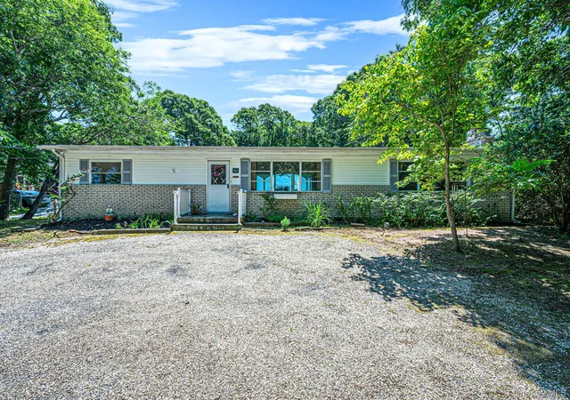 Single family home for sale at 1520 Meday Ave, Southold, NY 11952 | MLS# 1012027