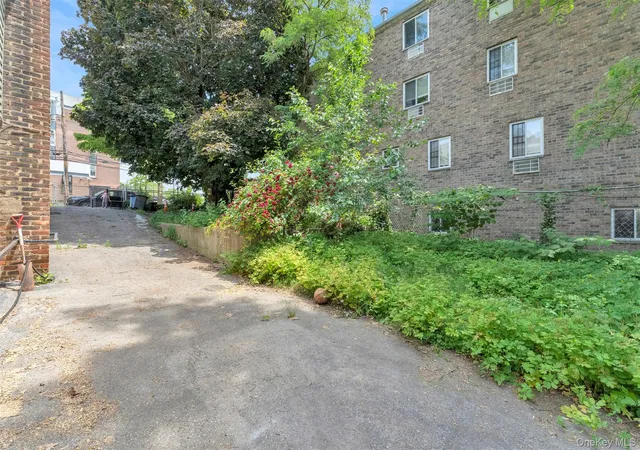 Photo 3 of Sale Pending at 623 Hollywood Ave, Bronx, NY 10465 | MLS# 1012048 | Listing updated on 2026-10-09