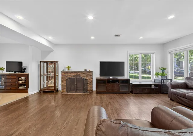 4th image of 60 Plymouth Rd, North Hempstead, NY 11023 | MLS# 1012053