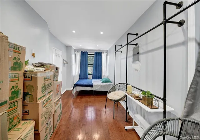 Listing Photo 4 - Condo for sale in building located at 1748 Cross Bronx Expy, New York, NY 10472