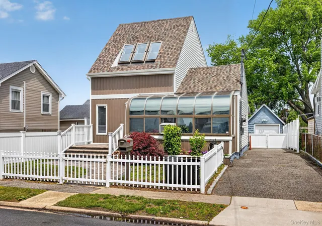 2nd image of 228 W Clearwater Rd, Lindenhurst, NY 11757 | MLS# 1012190