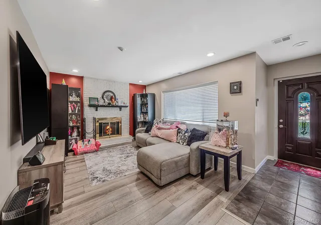 Listing Photo 4 - Condo for sale in building located at 515 Picasso Wy, Brookhaven, NY 11953 - Unit #515