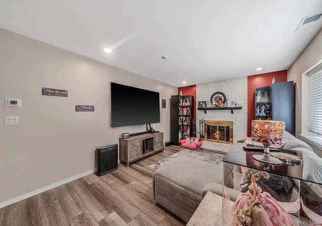 Listing Photo 5 - Condo for sale in building located at 515 Picasso Wy, Brookhaven, NY 11953 - Unit #515