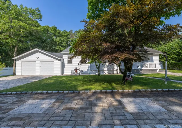 4th image of 276 Parkway Dr, Calverton, NY 11933 | MLS# 1012293