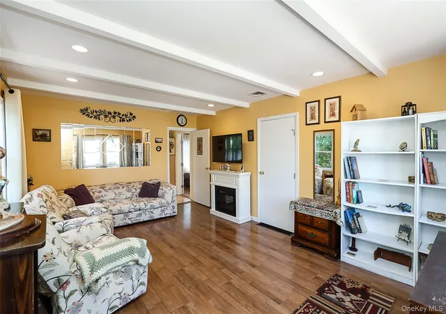 3rd image of 110 Franklin Ave, East Northport, NY 11731 | MLS# 1012333