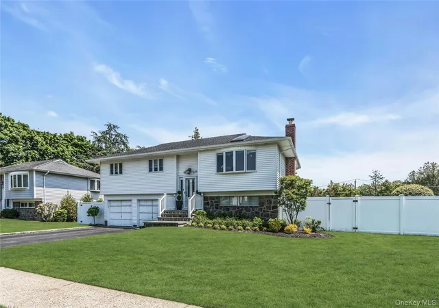 3rd image of 15 Lois Ln, Oyster Bay, NY 11804 | MLS# 1012336
