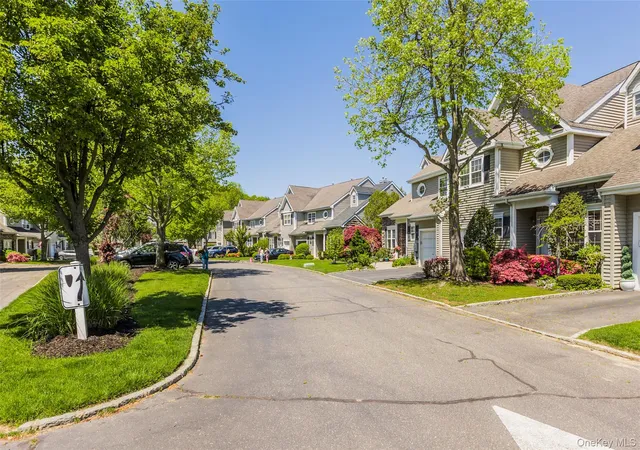 3rd image of 15 Scarborough Dr, Smithtown, NY 11787 | MLS# 1012386