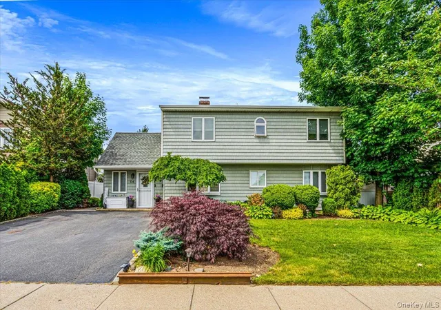 Homes for sale in North Hempstead, NY | 104 Choir Ln, North Hempstead, NY 11590 | MLS# 1012508