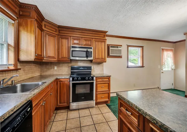 2nd image of 88 Pinewood Dr, Brookhaven, NY 11967 | MLS# 1012599