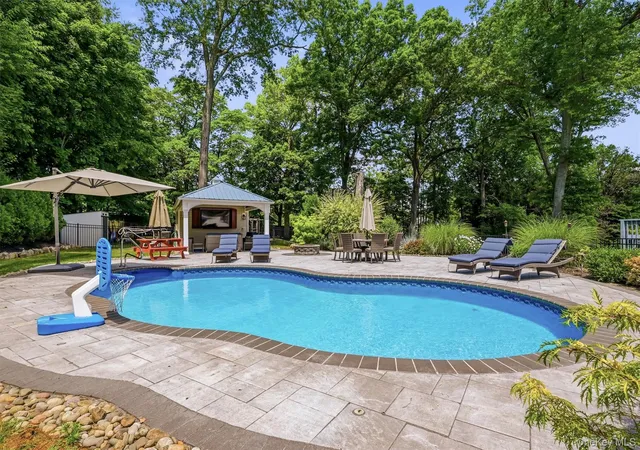 3rd image of 6 Biret Dr, Airmont, NY 10952 | MLS# 1012603