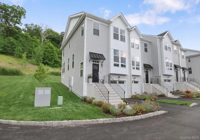 3rd image of 4048 Chestnut Ridge Rd, Fishkill, NY 12524
