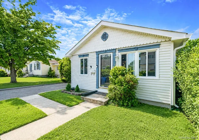 2nd image of 535 Outlook Ave, West Babylon, NY 11704 | MLS# 1012701