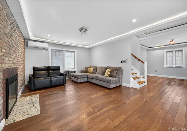 3rd image of 161 Greenway W, New Hyde Park, NY 11040 | MLS# 1012773