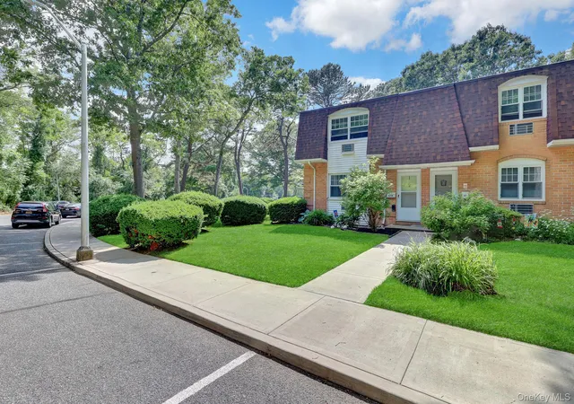 Photo 2 of Sale Pending at 25 Glen Holw Dr #H 37, Brookhaven, NY 11742 | MLS# 1012776 | Listing updated on 2026-09-19
