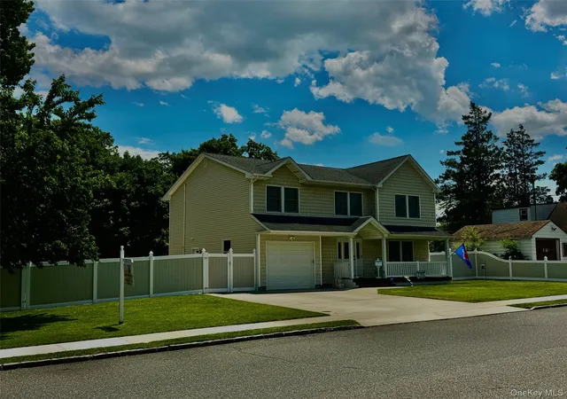 3rd image of 285 Daniel St, Lindenhurst, NY 11757 | MLS# 1012857