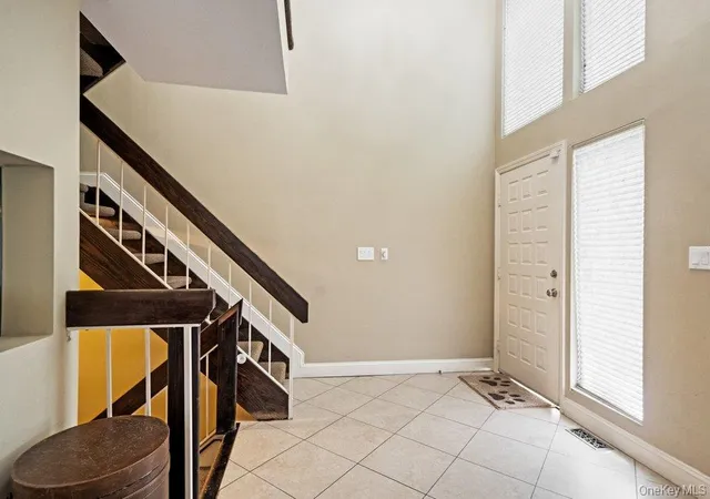 Listing Photo 4 - Condo for sale in building located at 302 Vis Dr, Oyster Bay, NY 11753