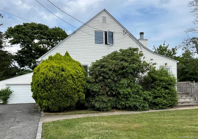 Homes for sale in Babylon, NY | 25 Conklin St, Babylon, NY 11729 | MLS# 1012876