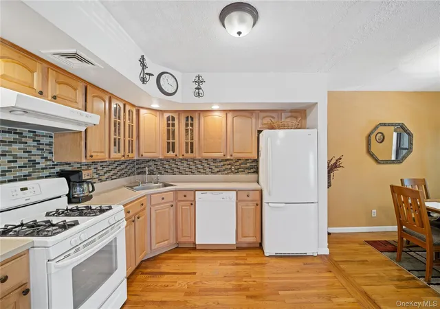 3rd image of 71-34 162nd, New York, NY 11365