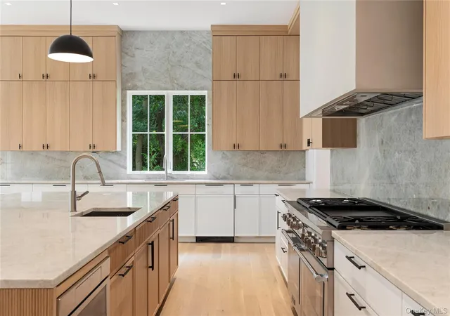 Photo 4 of Single family home for sale at 110 Dogwood Ave, North Hempstead, NY 11576 | MLS# 1012961 | Listing updated on 2026-10-08