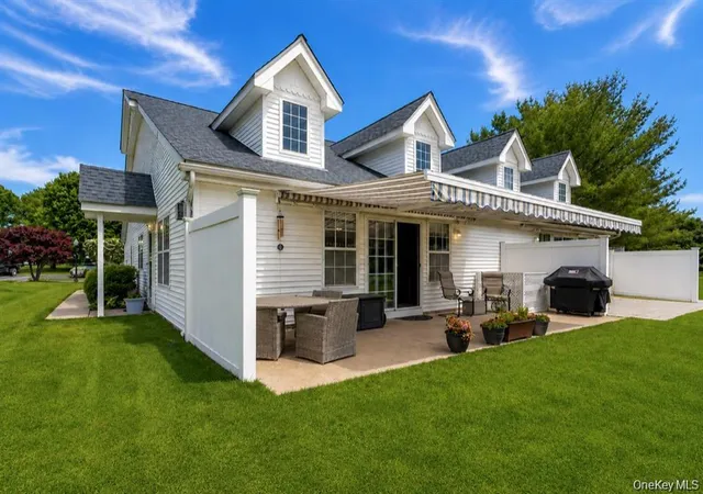 3rd image of 7 Summerfield Ln S, Riverhead, NY 11901