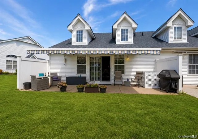5th image of 7 Summerfield Ln S, Riverhead, NY 11901