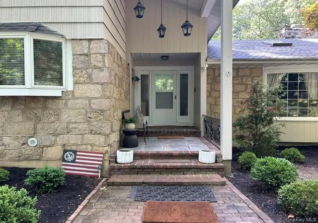 Photo 2 of Single family home for sale at 3 Fox Ln, Oyster Bay, NY 11560 | MLS# 1012983 | Listing updated on 2026-09-01