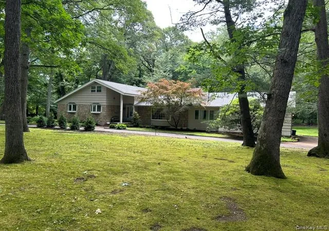 Photo 3 of Single family home for sale at 3 Fox Ln, Oyster Bay, NY 11560 | MLS# 1012983 | Listing updated on 2026-09-01
