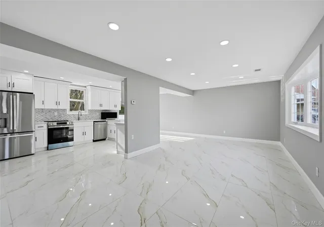 3rd image of 10 Curlin Ln, Smithtown, NY 11780 | MLS# 1013005